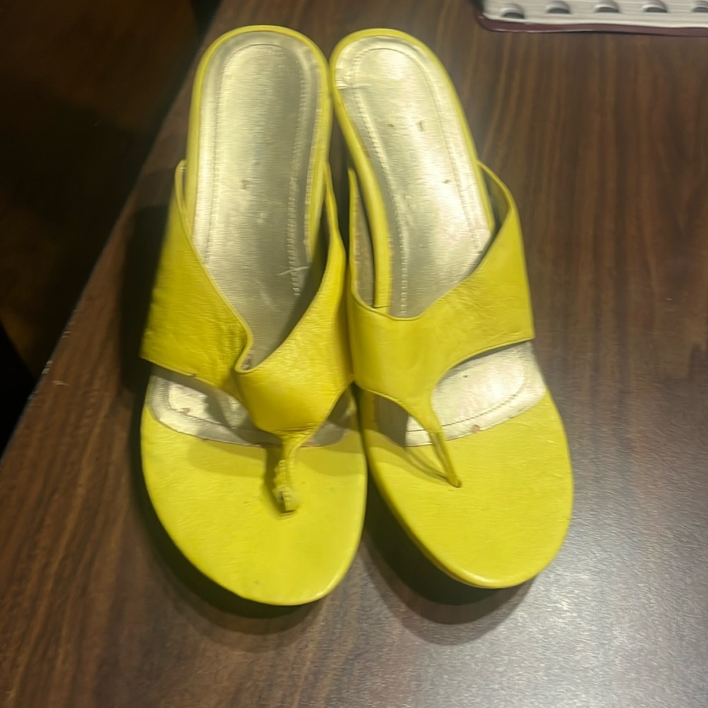 Bandolino-7.5 Yellow Wedges